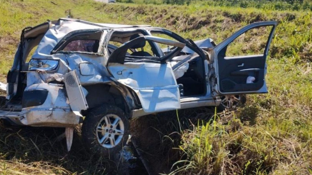 Acidente na GO-080: idosa de 93 anos morre após ser arremessada de carro durante capotamento