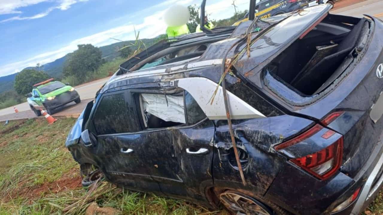 bebe-morre-arremessada-de-carro-em- capotamento em acidente-br-080