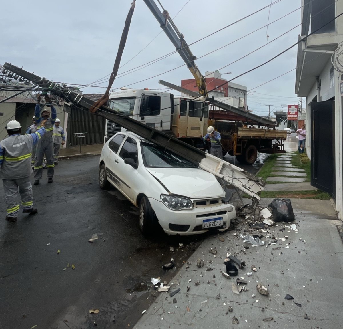 Acidente com poste cresce em Anápolis: veja os perigos