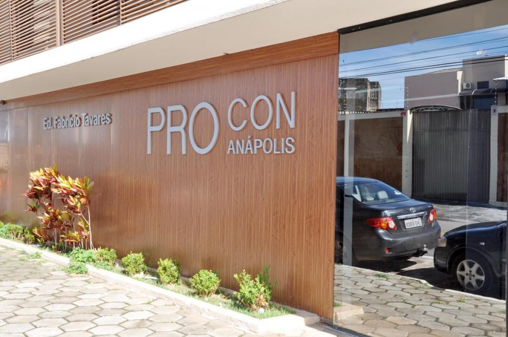 Procon Anápolis identifica variações de até 900% em tarifas bancárias durante pesquisa