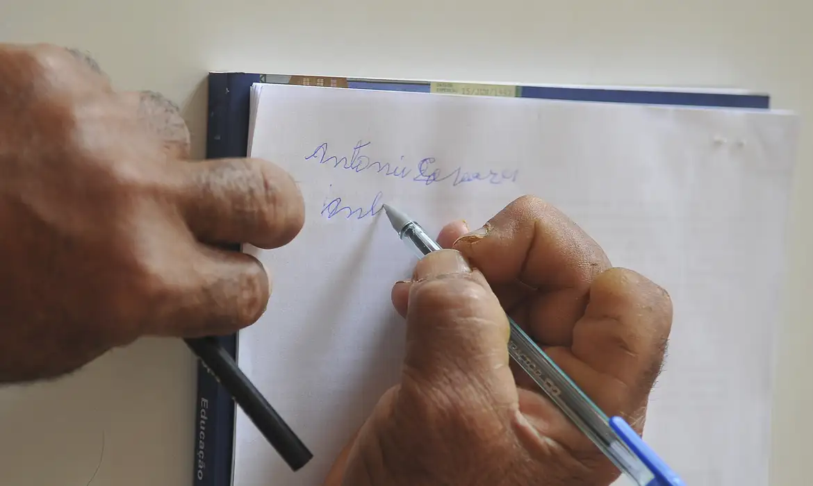 Analfabetismo de pessoas com deficiência é quatro vezes maior no país