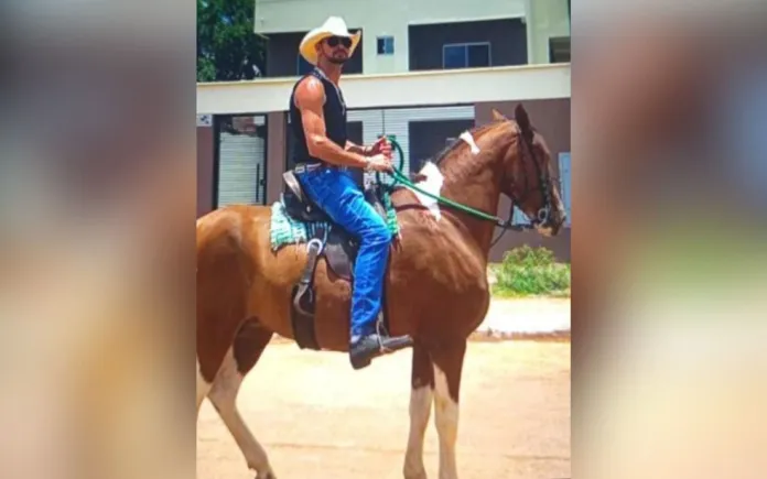 br-040 O cavaleiro Nilo Jordão Barbosa, de 44 anos, e de sua égua, Paloma. (Foto: Reprodução/Redes Sociais)