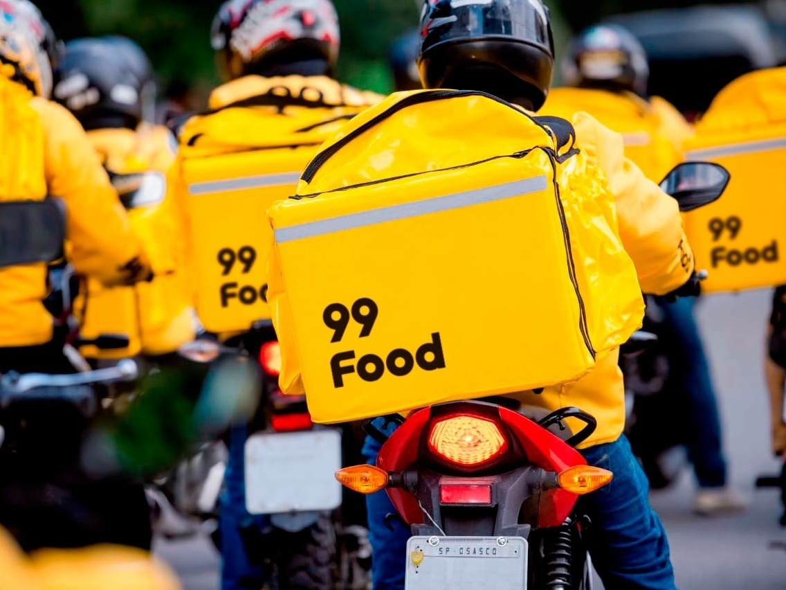 motociclistas-com-mochila-do-servico-99food