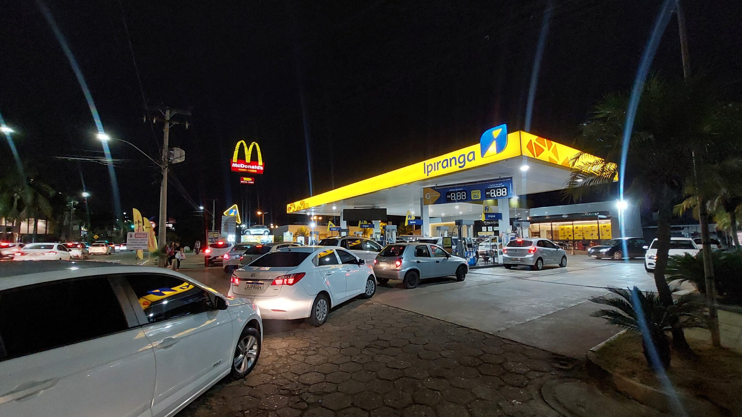 Após anúncio de redução no preço da gasolina, filas se formam em postos de combustíveis de Anápolis