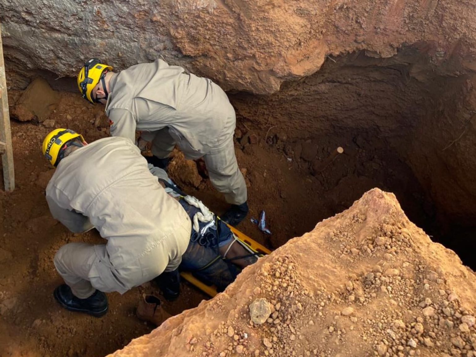 Pedreiros ficam soterrados em obra de posto de combustível em Anápolis