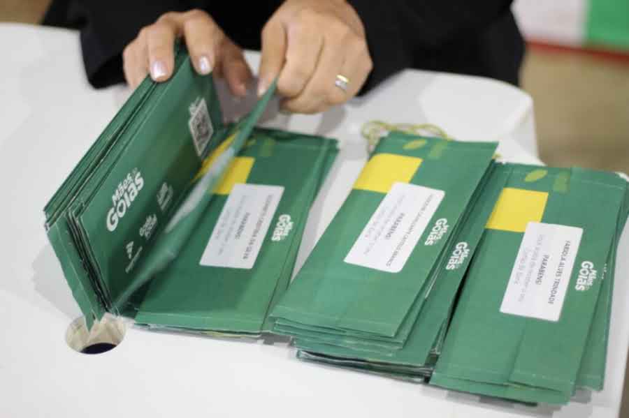 Prefeitura de Anápolis entrega cartões dos programas Mães de Goiás e Dignidade; veja quem recebe e quando
