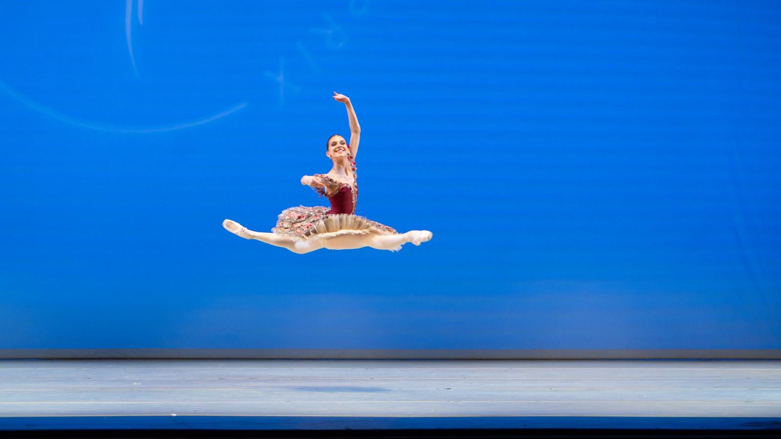 Bailarinos do Basileu França conquistam bolsas em maior competição de balé juvenil do mundo
