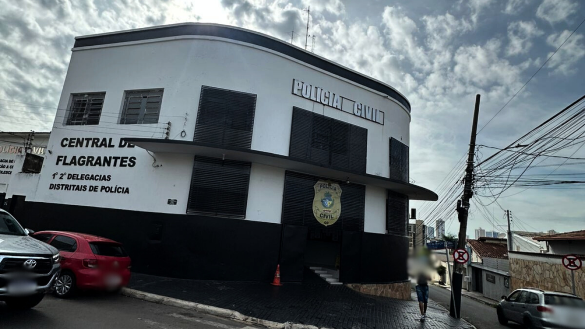 homem preso Delegado-de-Policia-impede-homicidio-em-frente-a-delegacia-em-Anapolis mulher trans