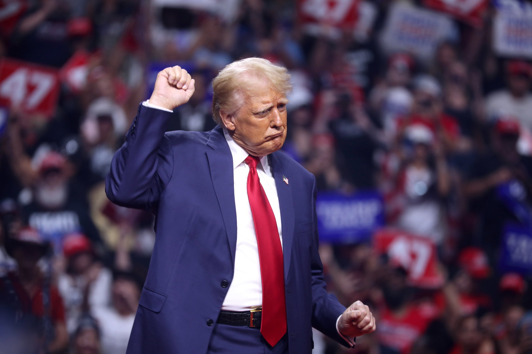 Trump morte morreu Donald Trump com boca torta e braço alto - Gage Skidmore