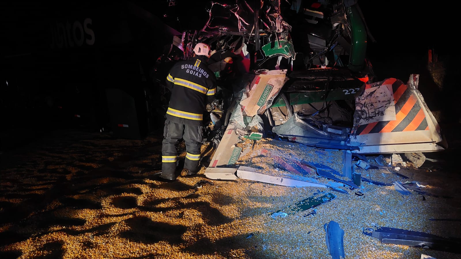 Acidente grave entre ônibus e carreta deixa 30 feridos, na GO-164