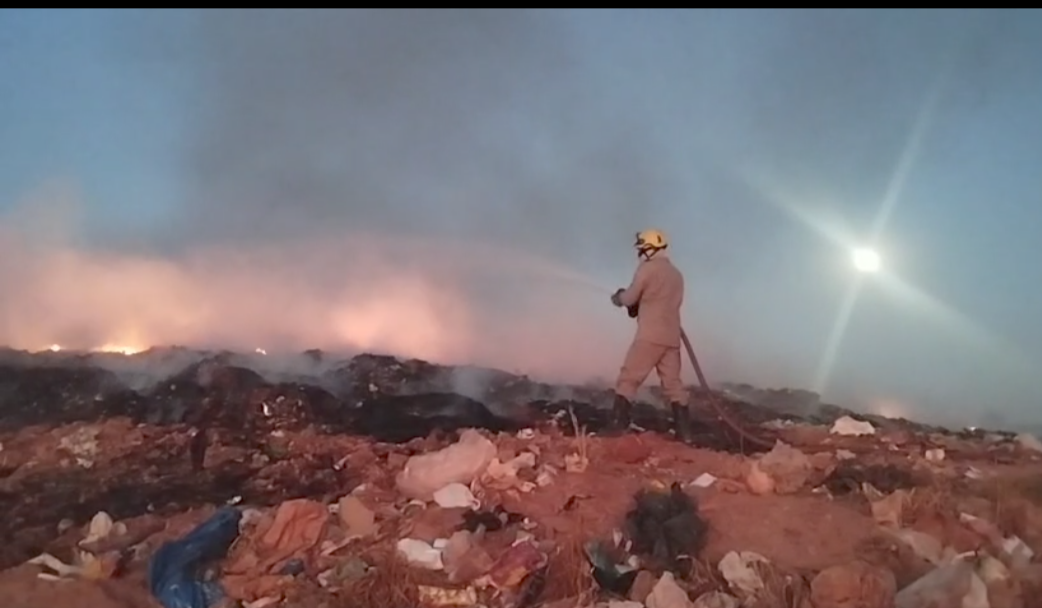 Equipes controlam incêndio no aterro sanitário de Bela Vista