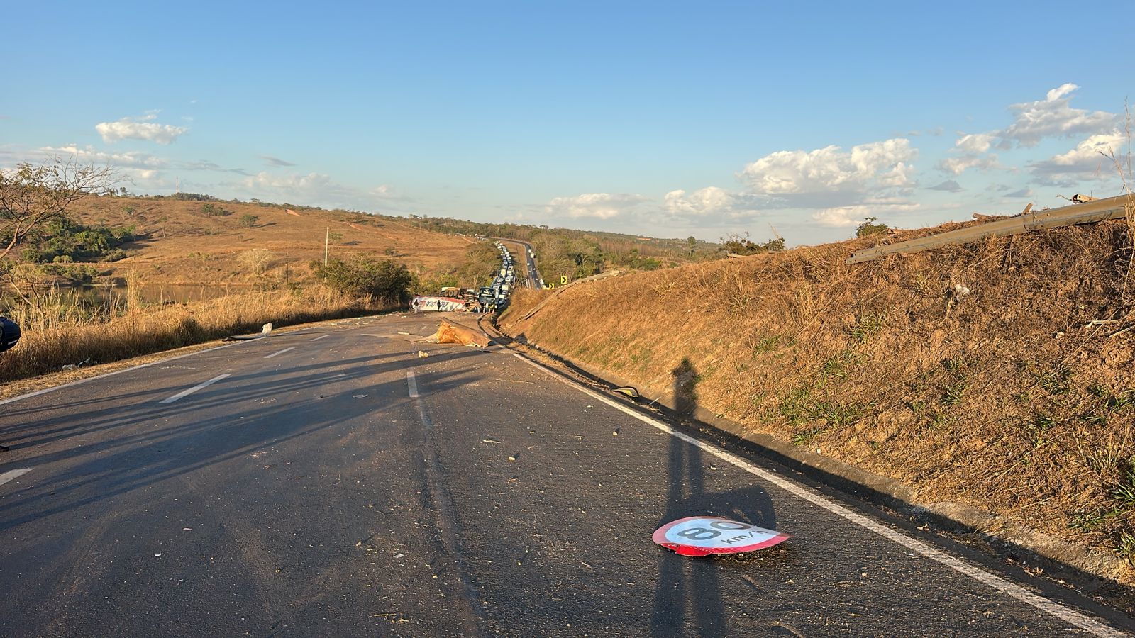 Caminhão tombado