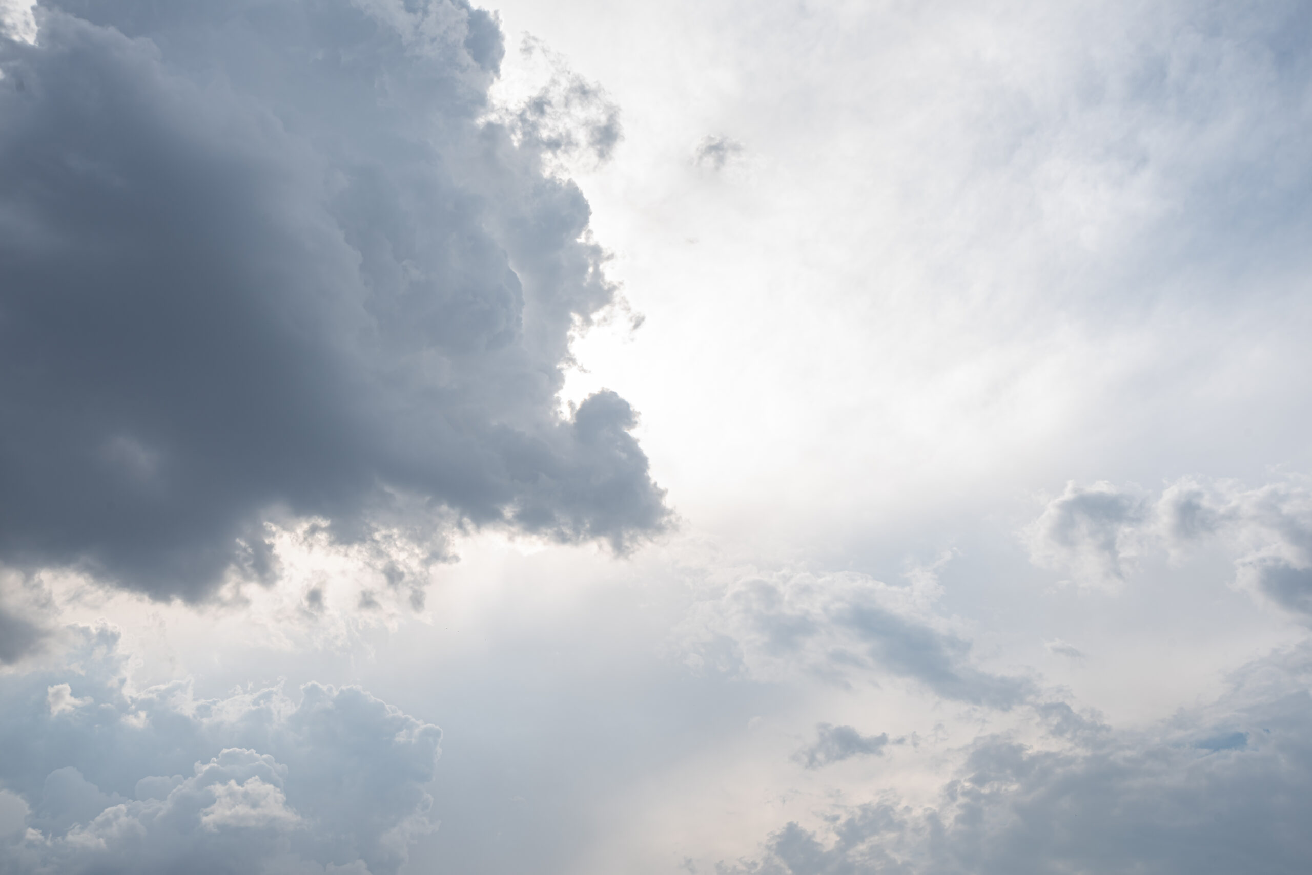 Um céu maravilhosamente bonito com nuvens. Foto: Mateus Andre/ Freepik