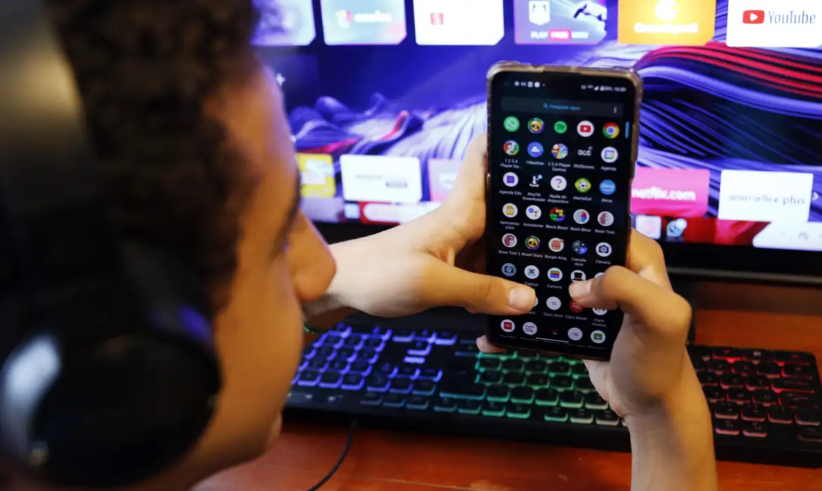 Adultização: especialistas alertam que crianças não podem ser “produto” das redes