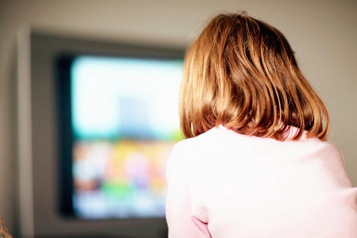 Criança vendo televisão