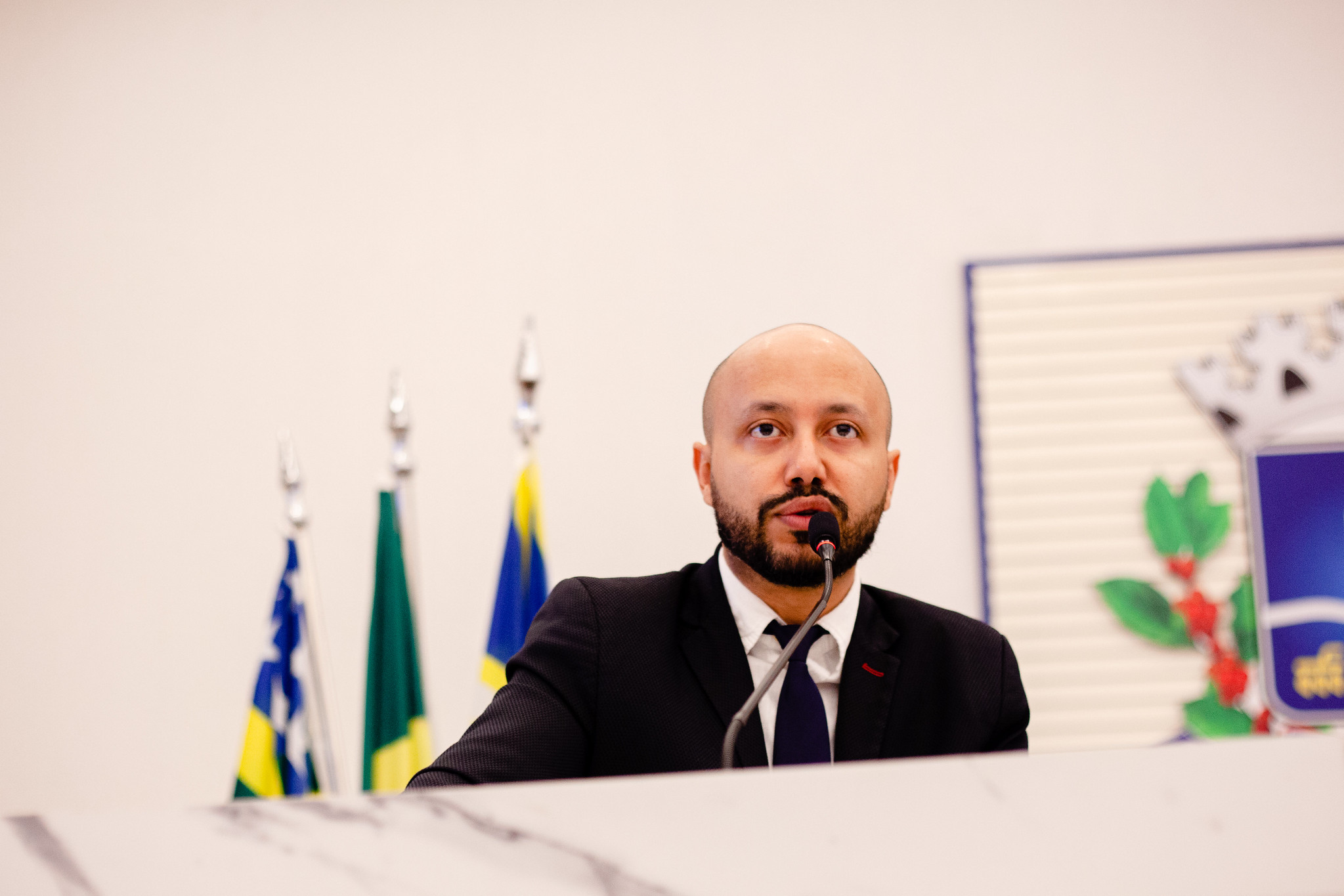 Professor Marcos solicita reforma de escola e reajuste salarial para cuidadores em Anápolis