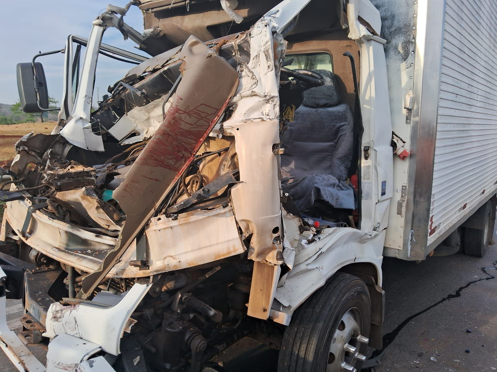 Acidente entre caminhões na BR-060 deixa motorista ferido e causa lentidão em Goianápolis