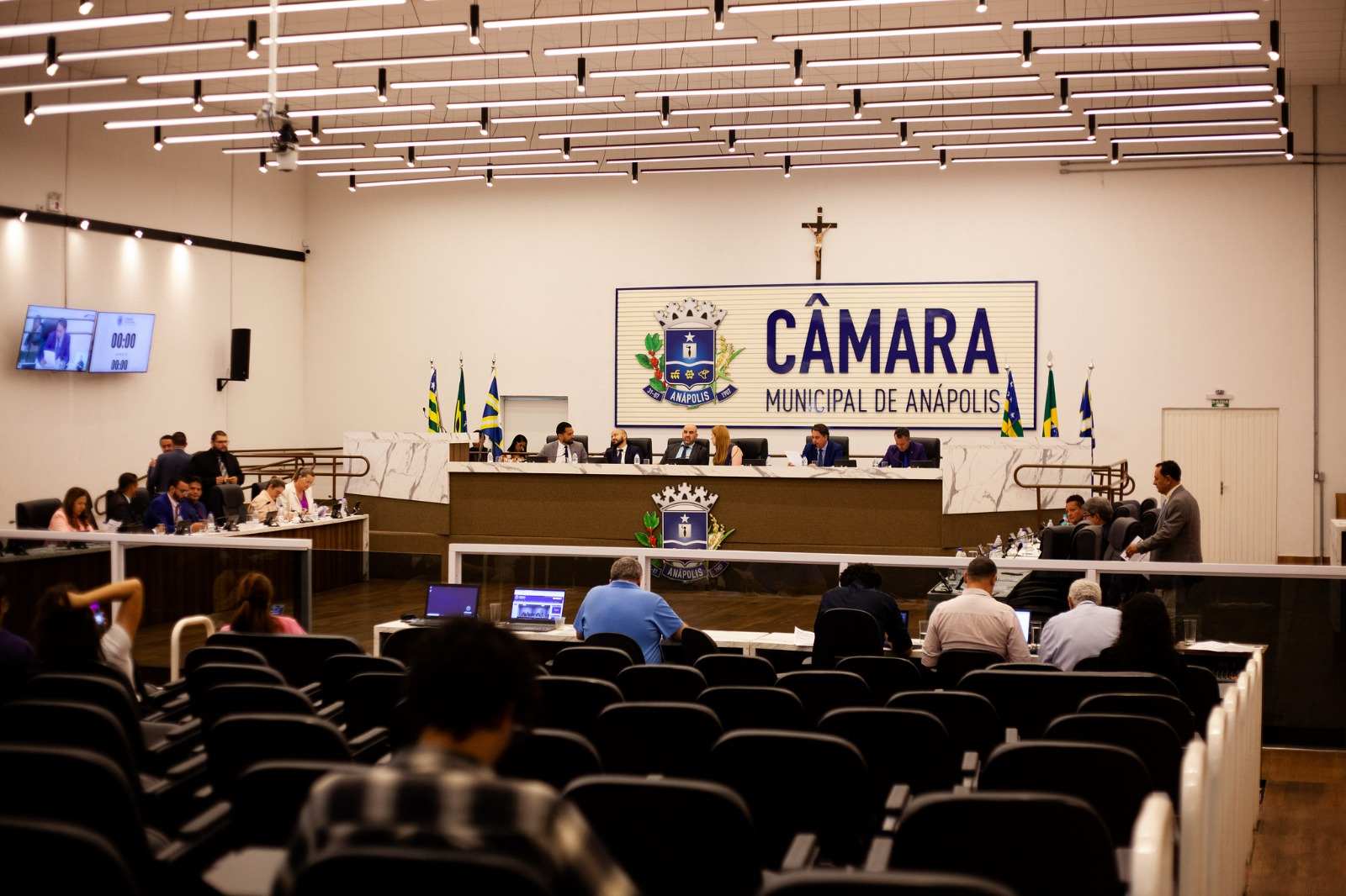 Câmara de Anápolis aprova mudanças em leis orçamentárias e concede perdão de taxas a caçambeiros