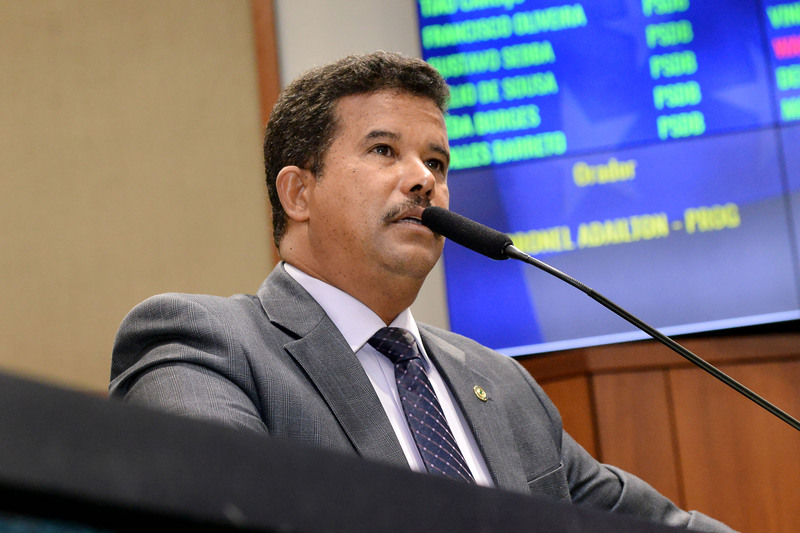 Deputado Coronel Adailton usa avião da Alego como transporte pessoal para ir de Goiânia a Anápolis