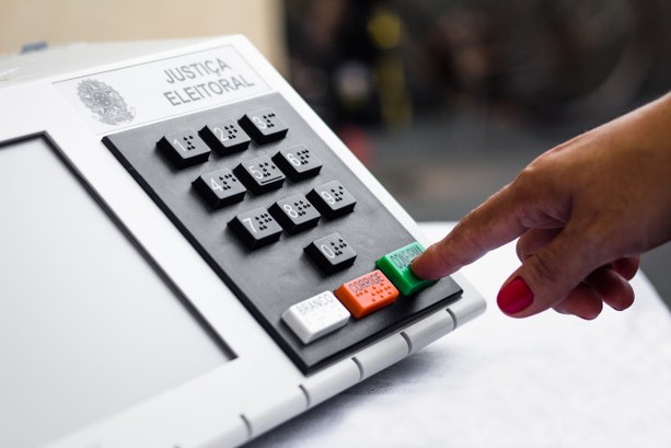 Investigadores analisam urnas eletrônicas e reforçam segurança do sistema eleitoral brasileiro