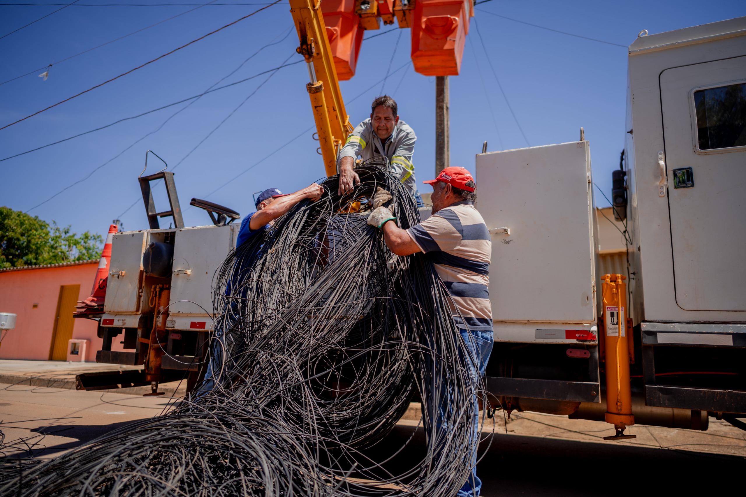 Prefeitura remove 8 toneladas de fios irregulares em Anápolis com força-tarefa após sanção da Lei João Victor