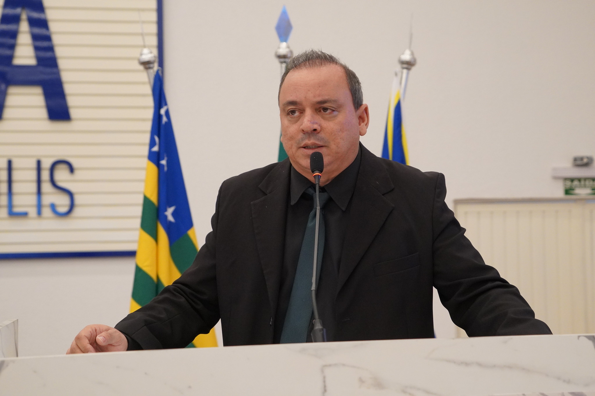 Suender pede apuração sobre panfleto com conteúdo político encontrado em escola de Anápolis