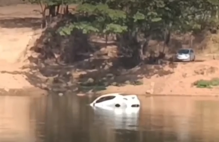 Carro afunda ao cair de balsa