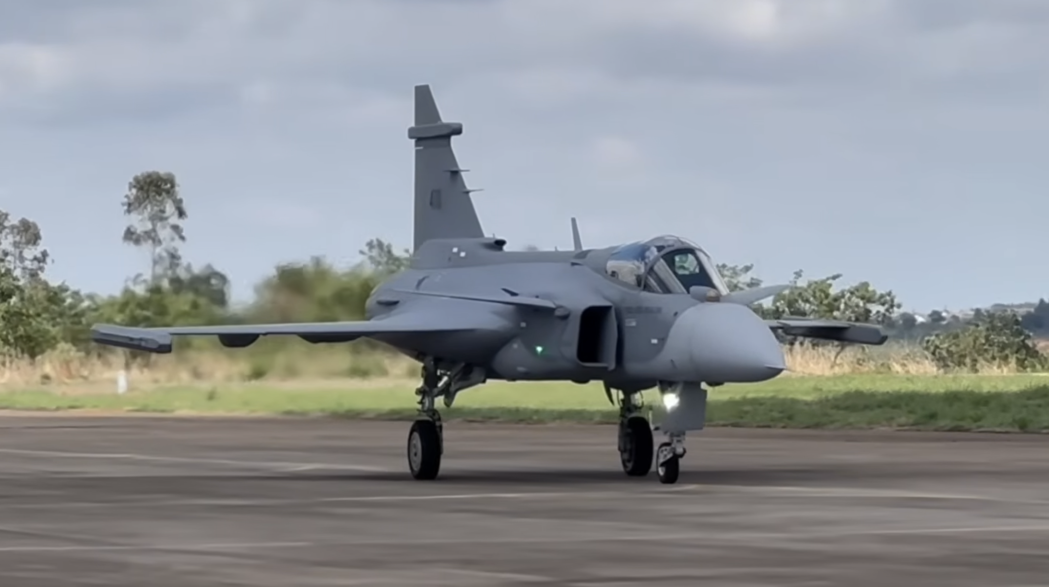 Caça F-39 Gripen 4111 faz seu primeiro voo no País e passa a integrar a frota da Base Aérea de Anápolis.