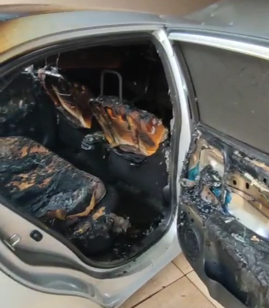Carro incendiado