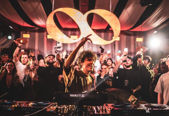 FOTO – O DJ e produtor Illusionize levará a label party “GoodTimes”, para a sunset de sexta, 2 de janeiro, no Réveillon Piri Lounge 2026 Pirenópolis