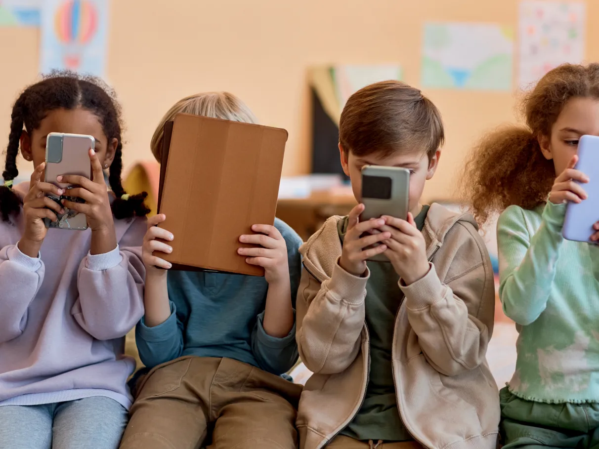 Uso precoce de smartphones por jovens ainda é alerta para saúde física e mental; entenda