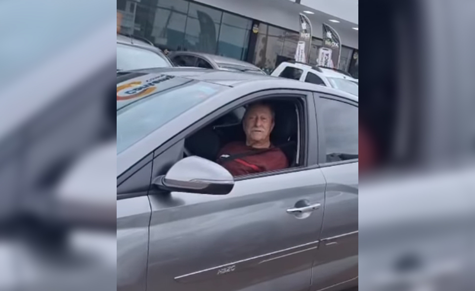 Durante discussão de trânsito, idoso faz ataques racistas contra motoboy em Anápolis; vídeo