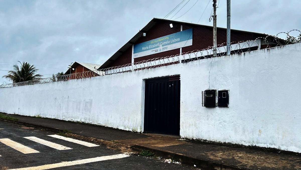 Educação em Anápolis estudantes com uniforme, mas sem professora