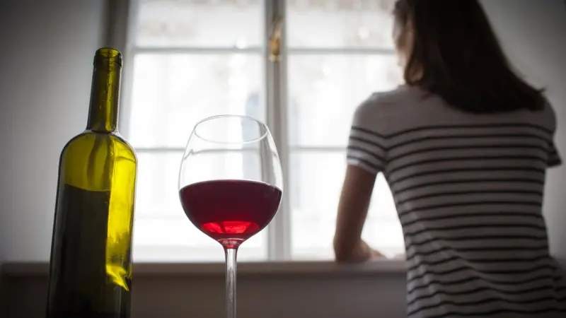 No Dia Nacional de Combate ao Alcoolismo, especialista explica os sinais silenciosos da dependência e como o hábito de "relaxar" pode se tornar um problema de saúde.