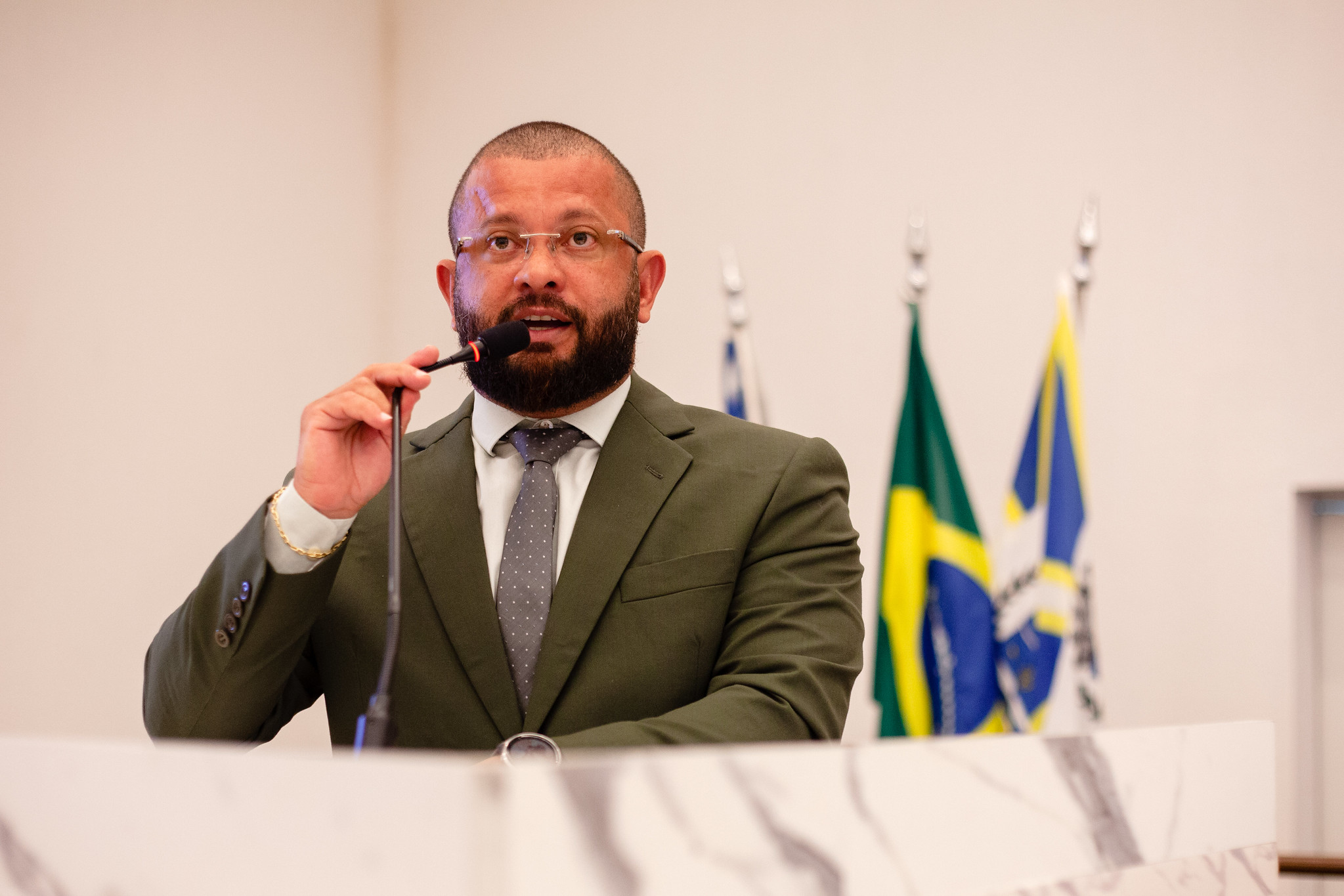 Vereador denuncia que alunos de colégio estadual estariam sendo coagidos a se inscreverem como eleitores